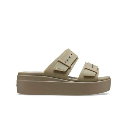 Sandalia Crocs Brooklyn Buckle Low Wedge de Mujer