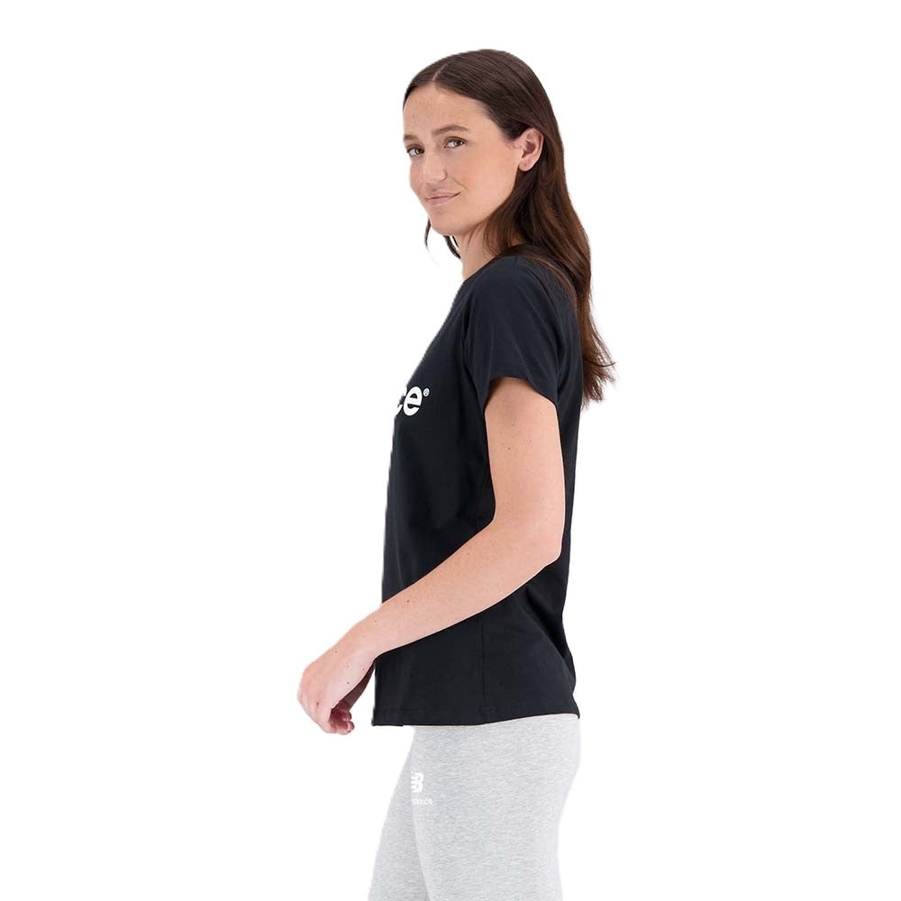 Remera New Balance Wta31507Bk - Essentials Reimagin de Mujer